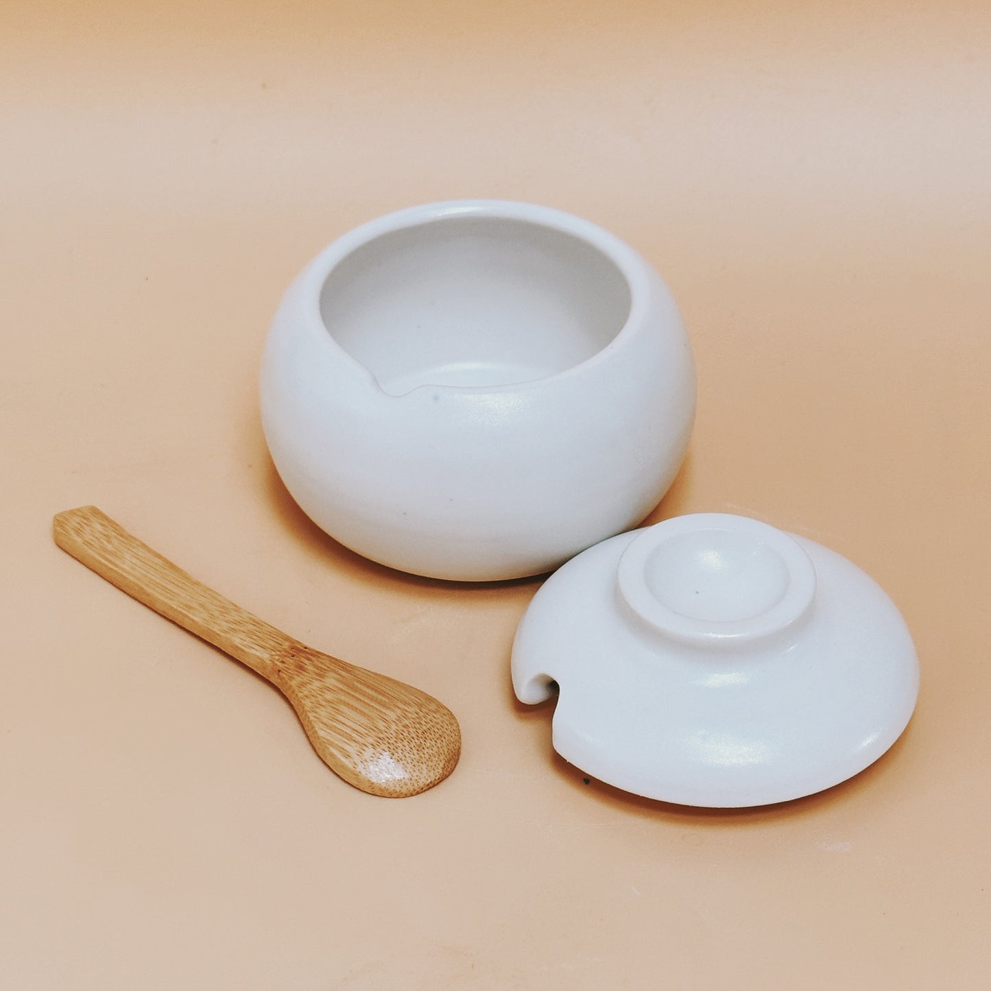 Lidded Rounded Cellar with spoon